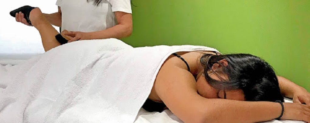 Liliane Pla realizando masaje Pressel, sesión de tratamiento corporal natural en Sitges