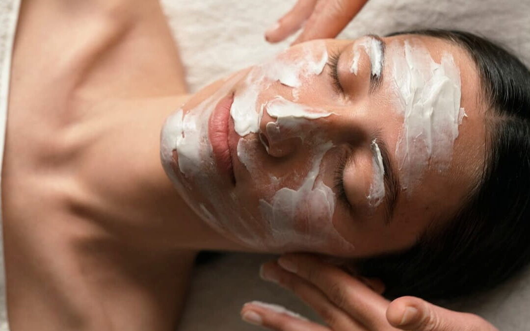 Aplicación de mascarilla reafirmante durante sesión de tratamiento facial con cosmética Dr. Hauschka en Sitges