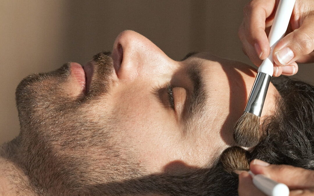 Tratamiento facial para hombre en Sitges con pincel de estimulación linfática