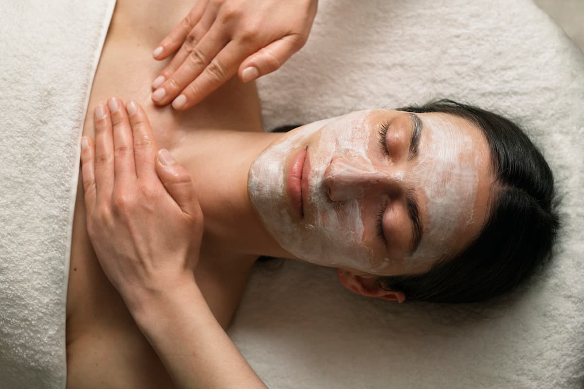 Aplicación de mascarilla durante tratamiento facial con cosmética Dr. Hauschka en Sitges