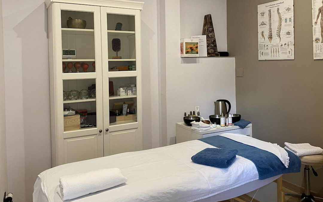 Sala con camilla preparada para masaje relajante en Sitges y Barcelona