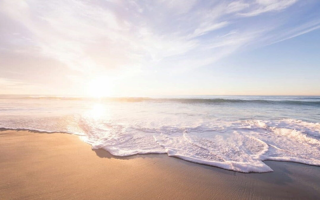 Playa de verano con sol y mar — cuidado facial estacional