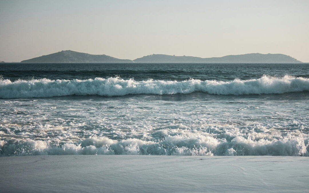 Olas del mar en movimiento constante, símbolo de vivir sin ritmo o con él