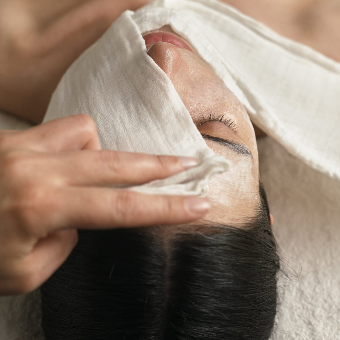 Aplicación de muselina aromática durante el tratamiento facial