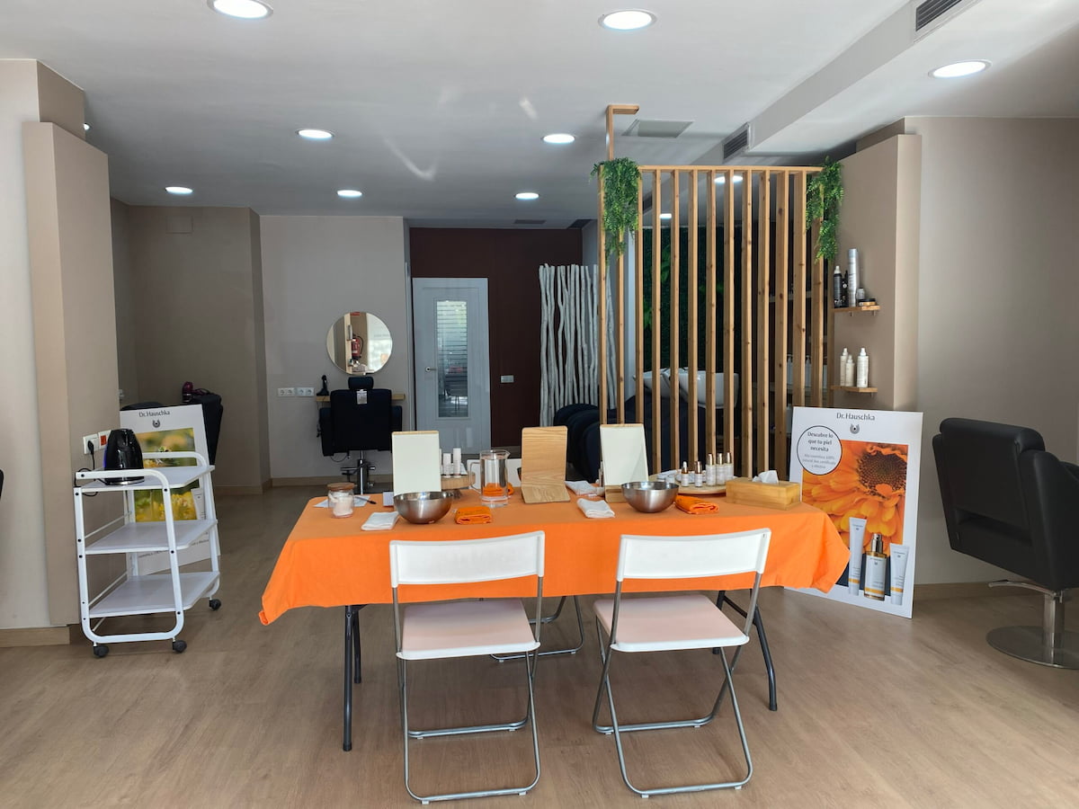 Sala preparada para taller de cuidado facial en empresas con cosmética Dr. Hauschka en Sitges