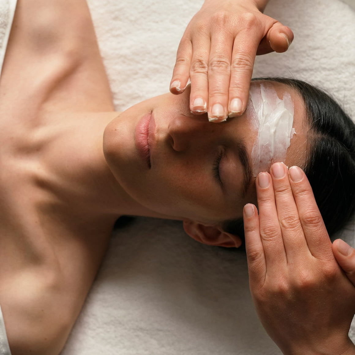 Aplicación manual de mascarilla facial en tratamiento Dr. Hauschka en Sitges
