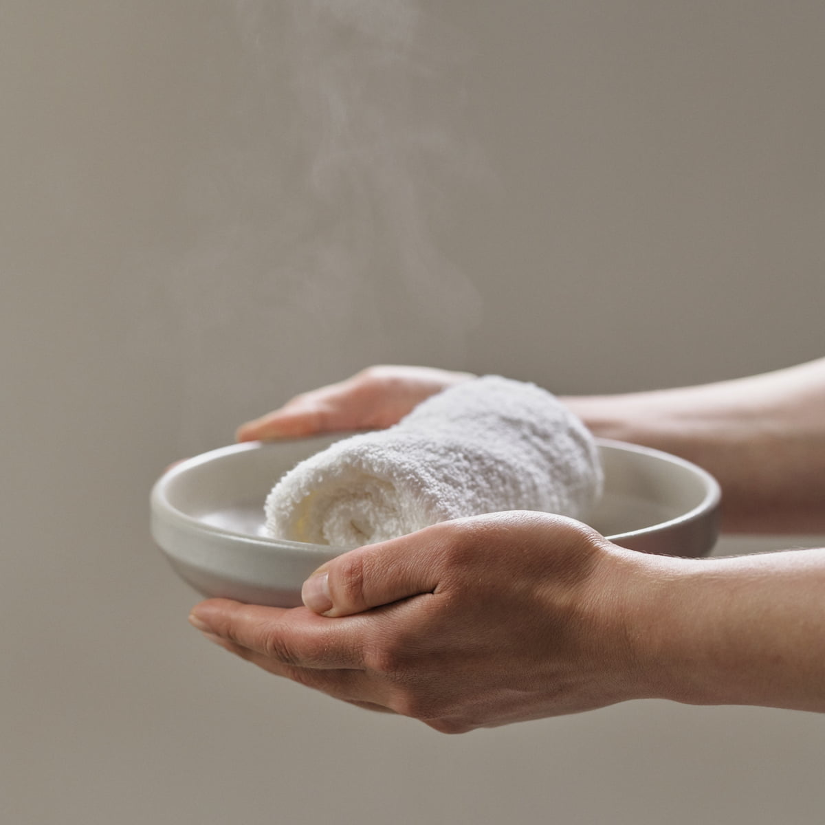 Aplicación de muselina aromática en tratamiento facial Dr. Hauschka en Sitges