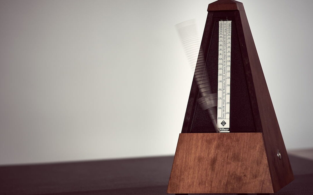 metrónomo de madera marcando el ritmo