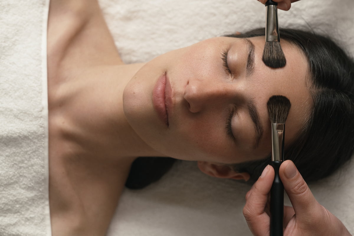 Estimulación linfática con pinceles durante tratamiento facial con cosmética Dr. Hauschka en Sitges