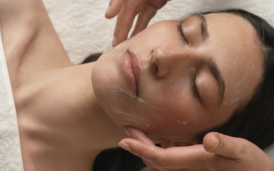: Facial natural en Barcelona: aplicación de tratamiento en el rostro