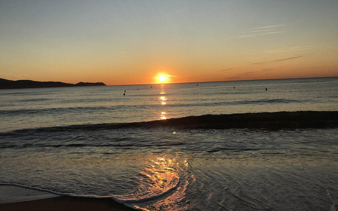 Luz de atardecer que se apaga lentamente antes de volver a encenderse