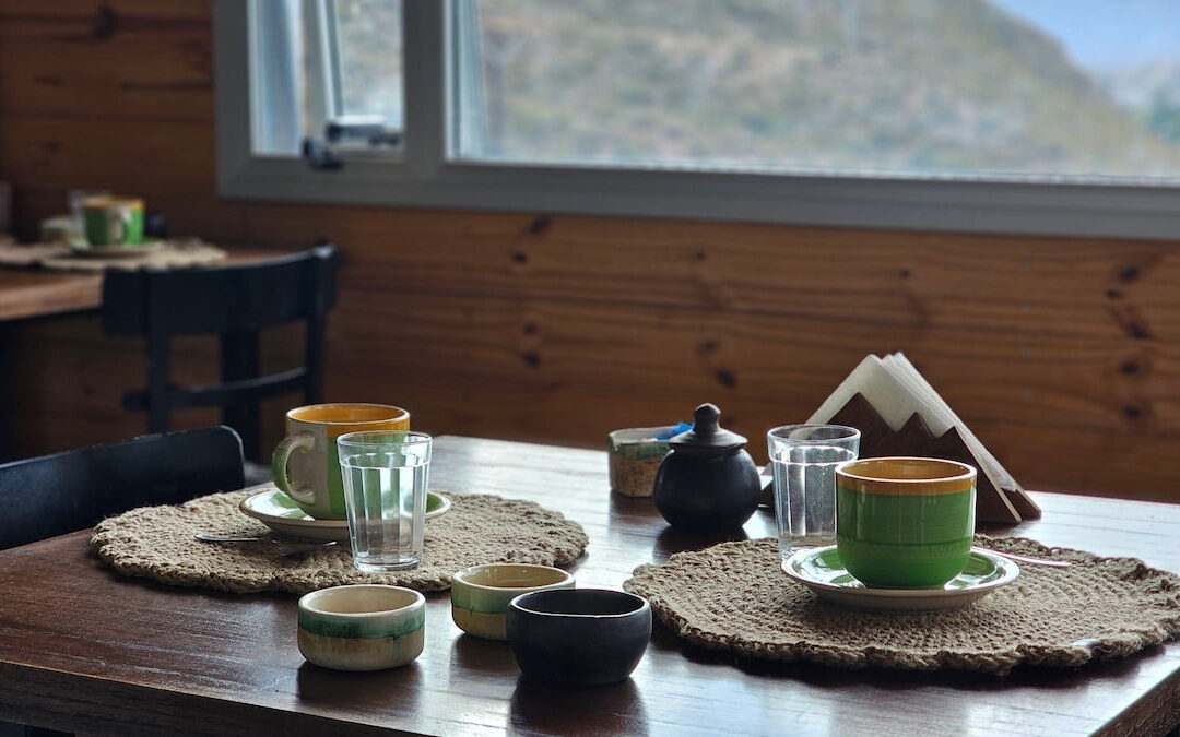 Mesa sencilla con infusión, un momento de pausa dentro de tu rutina de bienestar masaje Pressel