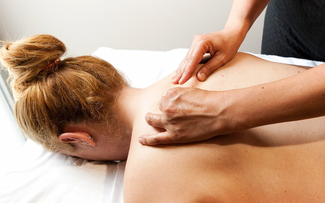 Terapeuta aplicando masaje Pressel en la espalda, sesión en Sitges