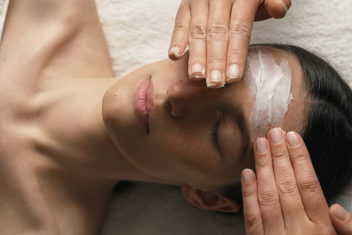 Aplicación manual de mascarilla en los tratamientos faciales en Sitges con cosmética Dr. Hauschka