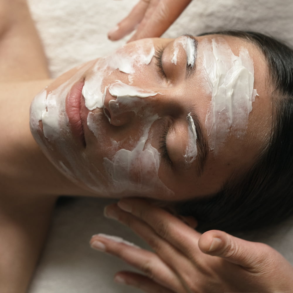 Aplicación manual de mascarilla facial en tratamiento Dr. Hauschka en Sitges