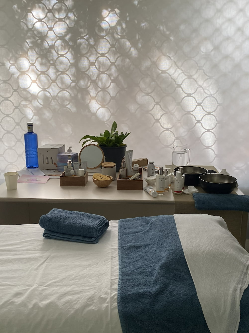 Cabina de masaje y facial en Sitges, con la camilla preparada y cosmética natural