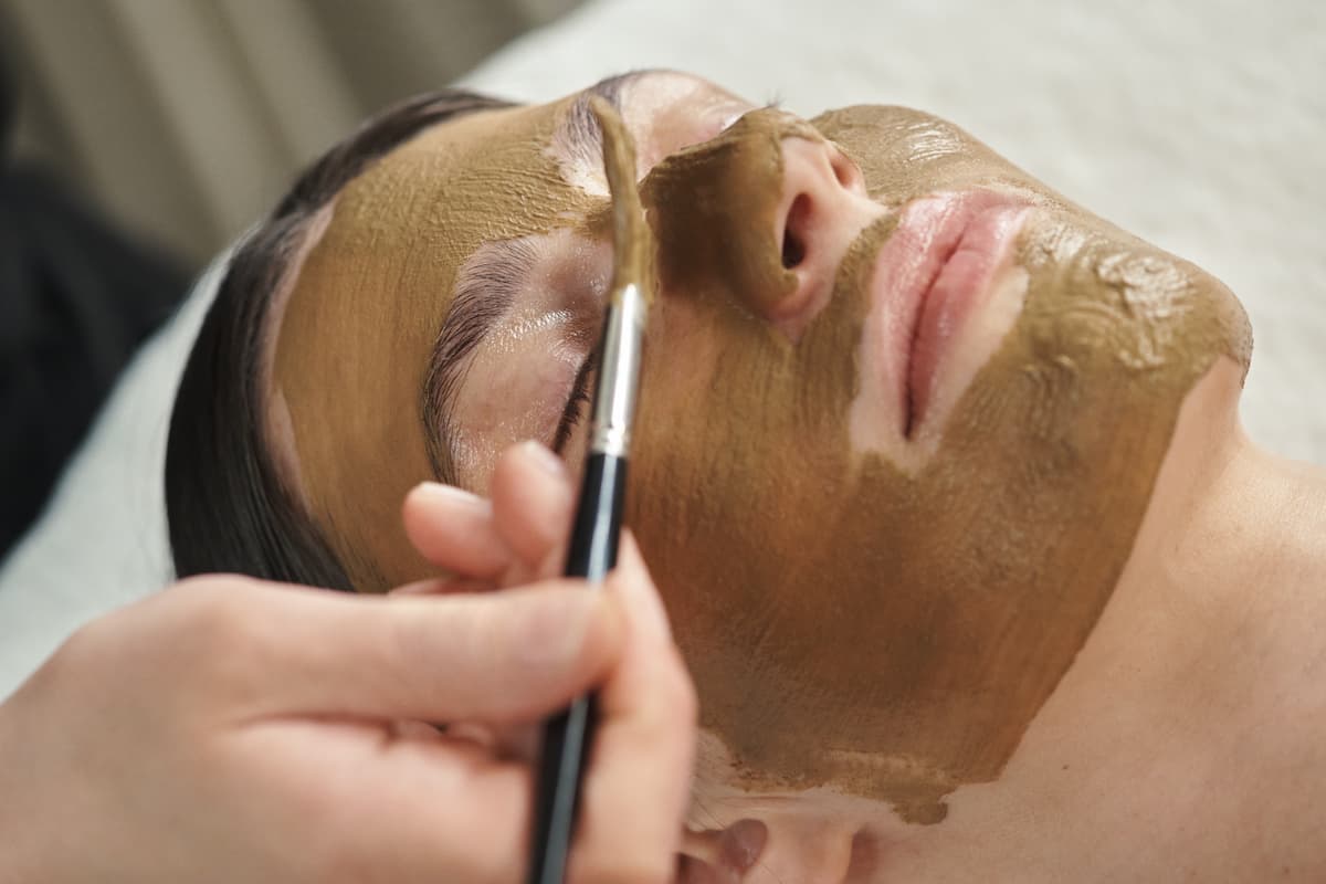 Mascarilla purificante de cosmética natural en el tratamiento facial
